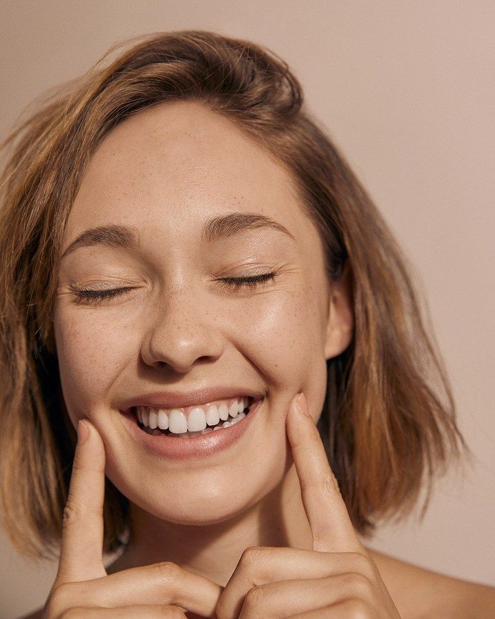 Mujer sonriente con piel luminosa
