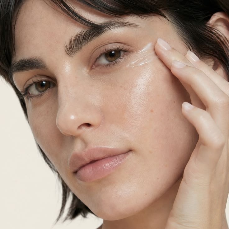 Mujer aplicando contorno de ojos